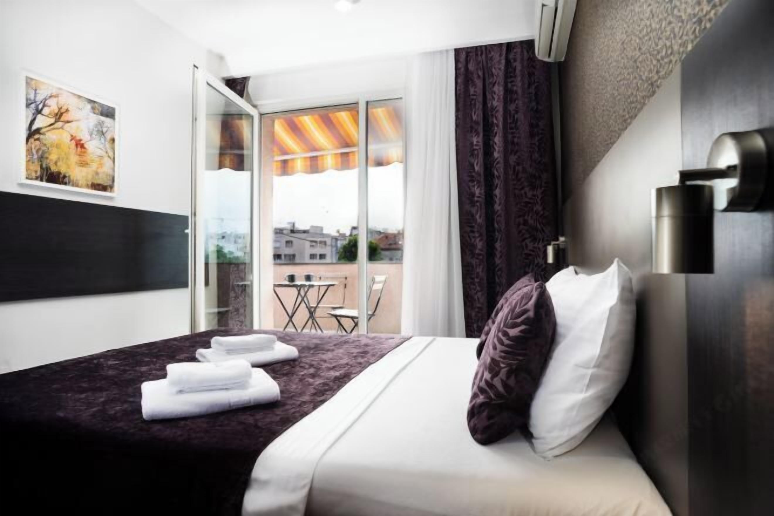 Escritorio, sistema de insonorización y tabla de planchar con plancha 