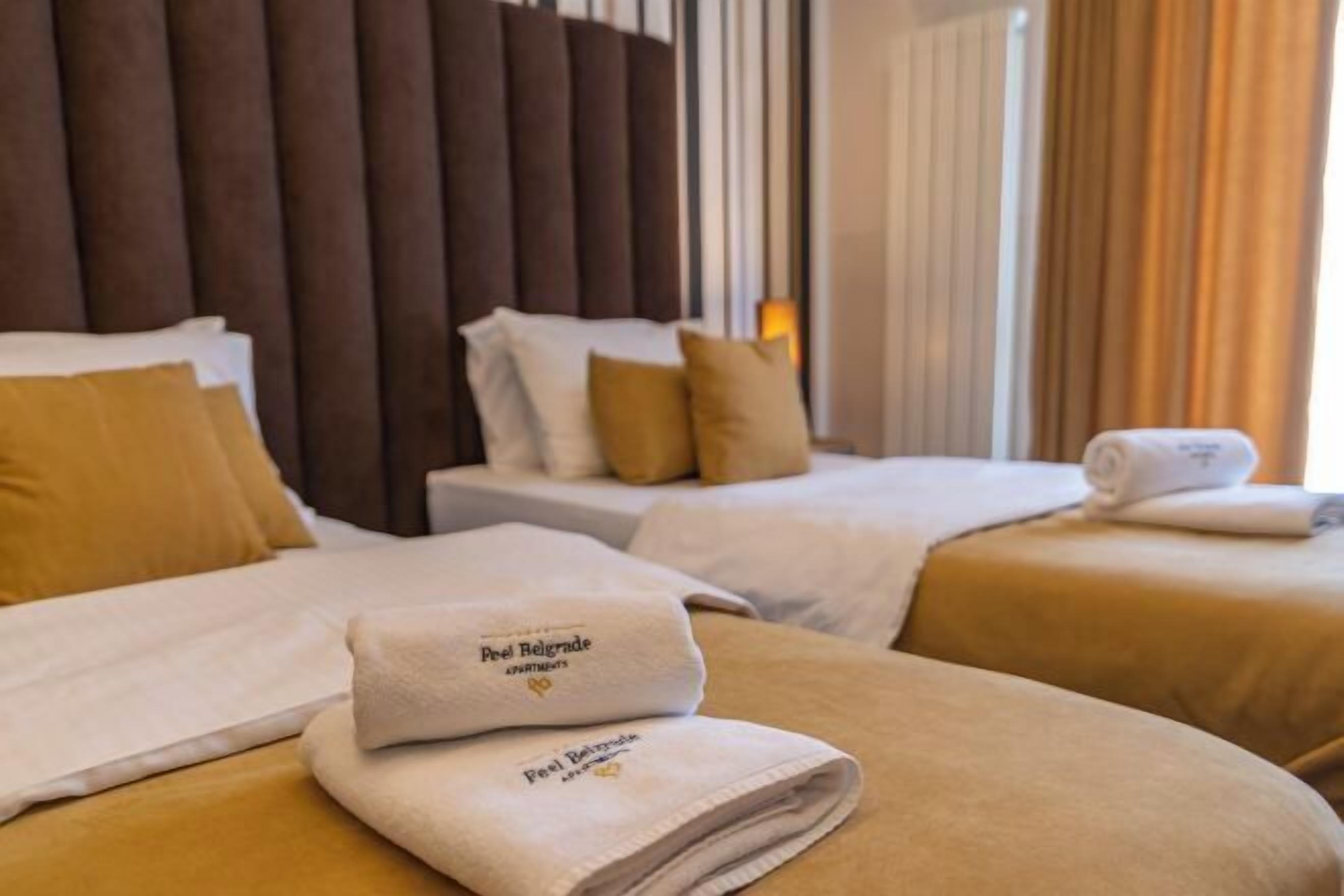 Escritorio, sistema de insonorización y tabla de planchar con plancha 