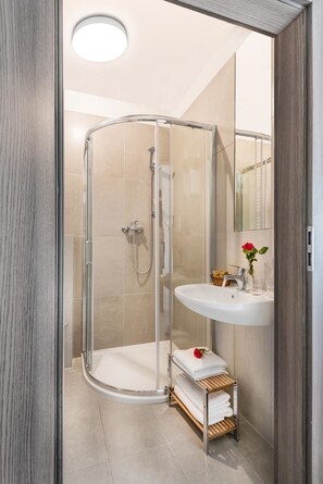 Ducha, artículos de tocador gratuitos, secador de pelo, toallas