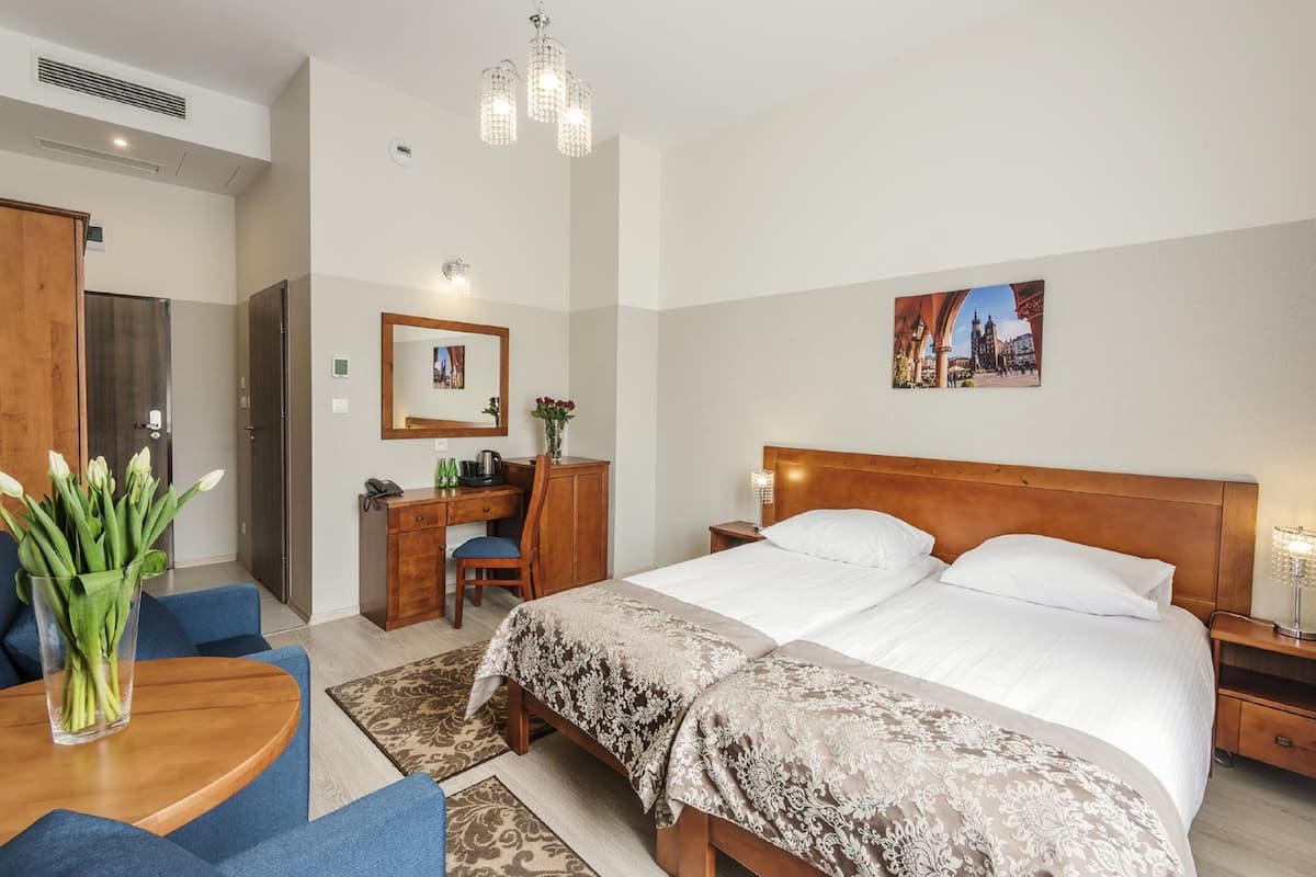 Camera Economy con letto matrimoniale o 2 letti singoli, 1 camera da letto (with extra bed) | Una cassaforte in camera, una scrivania, insonorizzazione