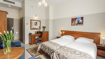 Kahden hengen economy-huone (yksi tai kaksi sänkyä), 1 makuuhuone (with extra bed) | Tallelokero huoneessa, työpöytä, äänieristys, ilmainen Wi-Fi