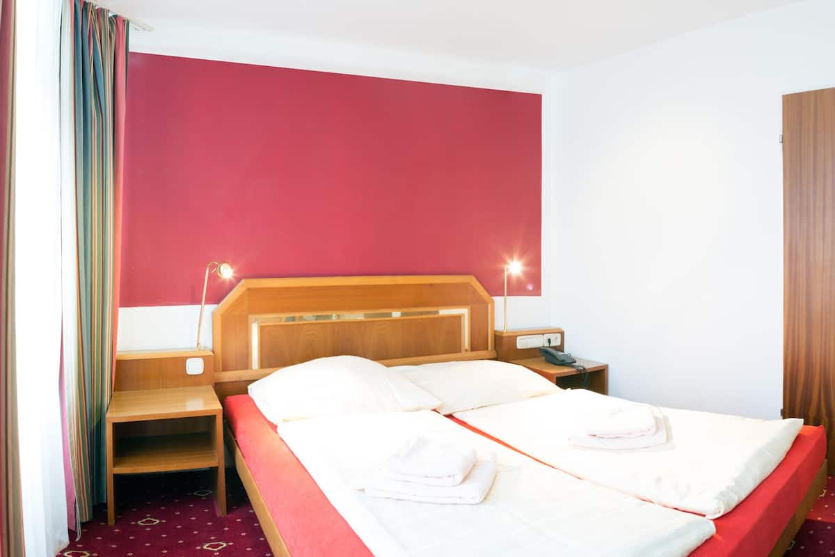 Basic Double Room | Meja, seterika/papan seterika, katil bayi/kot (percuma), Wi-fi percuma