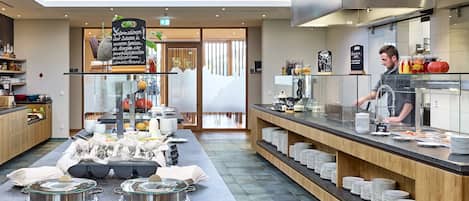 Petit déjeuner buffet (20 EUR par personne)