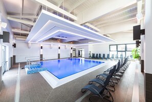 Innenpool, Außenpool, Liegestühle