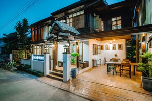 Front of property – evening/night - Heun At Fahham (Chiang Mai)