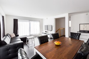 Departamento superior, 2 habitaciones (Sarnen) | Área de sala de estar | Televisión de pantalla plana y tenis de mesa