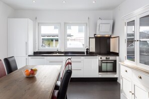 Sarnen Apartment 1 | 私人厨房 | 大冰箱、微波炉、烤箱、炉灶