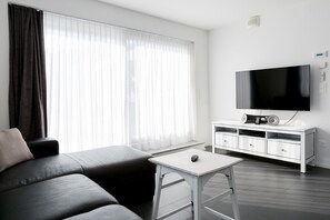 Departamento superior, 2 habitaciones (Sarnen) | Sala de estar | Televisión de pantalla plana y tenis de mesa