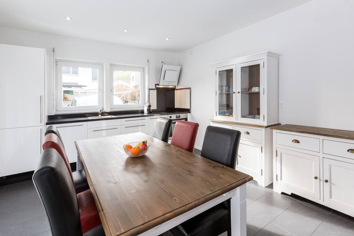 Sarnen Apartment 1 | Living room | Flat-screen TV, table tennis