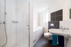 Sarnen Apartment 1 | Badkamer | Een haardroger, handdoeken