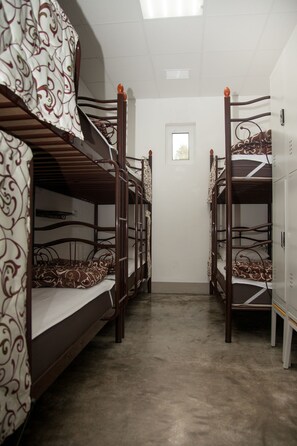 Bed in 6-bed Mixed Dormitory Room  | In-room safe, soundproofing, free WiFi, bed sheets - Z Hostel (Kyiv)