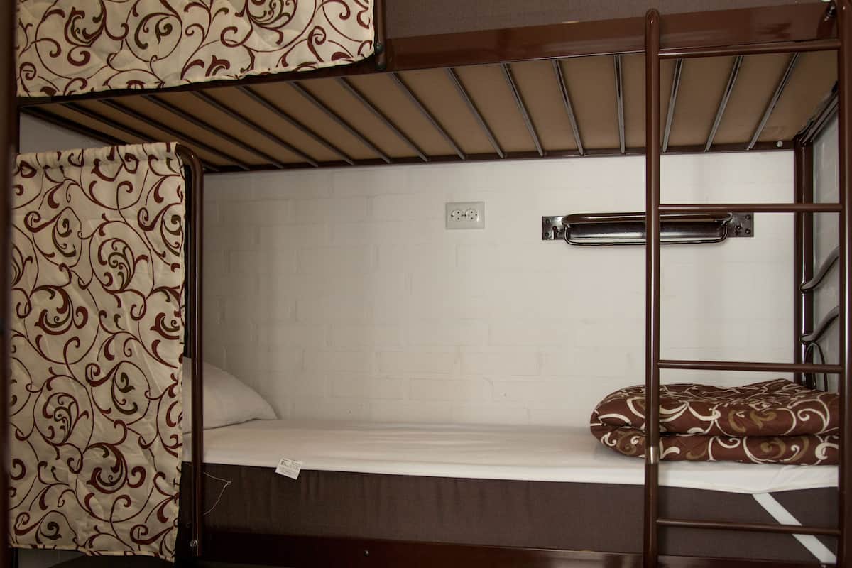 Dormitorio condiviso, dormitorio misto | Una cassaforte in camera, insonorizzazione, Wi-Fi gratuito, lenzuola