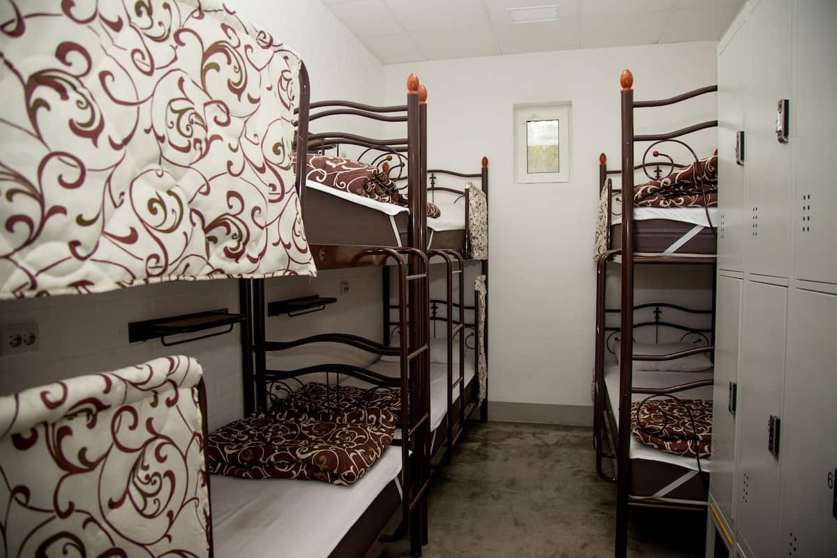 Dormitorio condiviso, dormitorio misto | Una cassaforte in camera, insonorizzazione, Wi-Fi gratuito, lenzuola