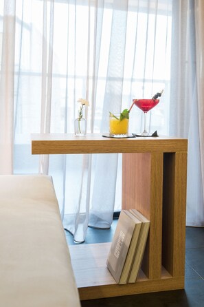 Sengetøy av topp kvalitet, minibar, safe på rommet og blendingsgardiner