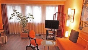 Kamar Twin Standar | Area keluarga | TV layar datar