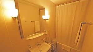 Kombinasi shower/bathtub, bathtub besar,  dan perlengkapan mandi gratis