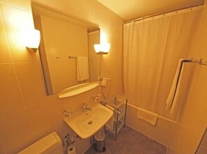 Combined shower/tub, deep soaking tub, free toiletries, hair dryer