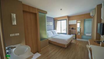 Deluxe Room | In-room safe, blackout drapes, free WiFi