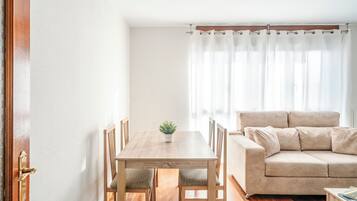 Apartamento familiar | Zona de estar | Una televisión de pantalla plana