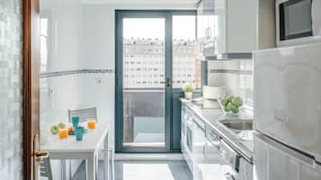 Een koelkast, een microgolfoven, een oven, een kookplaat