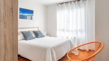 1 slaapkamer, verduisterende gordijnen, een strijkplank/strijkijzer