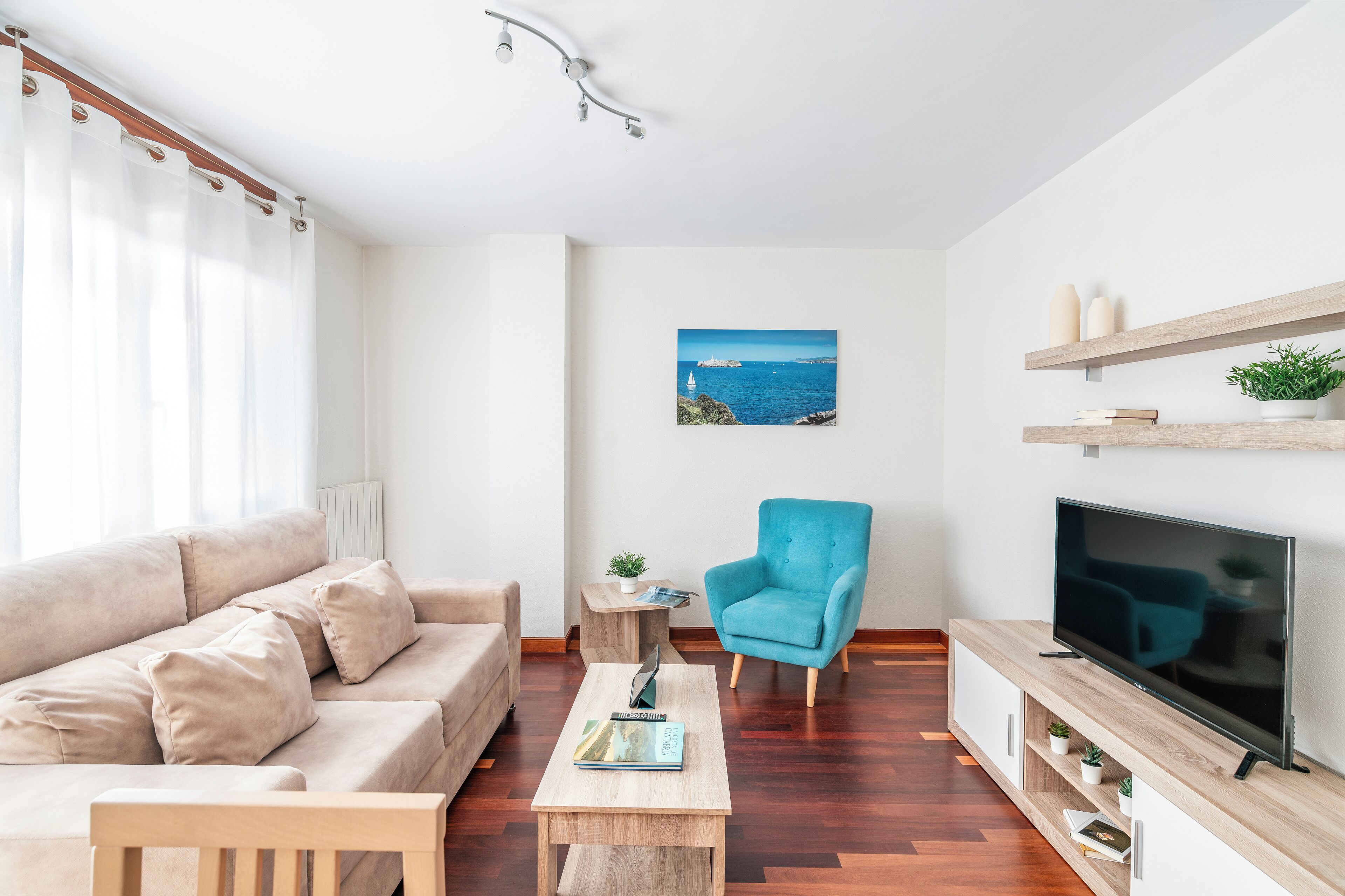 Una televisión de pantalla plana