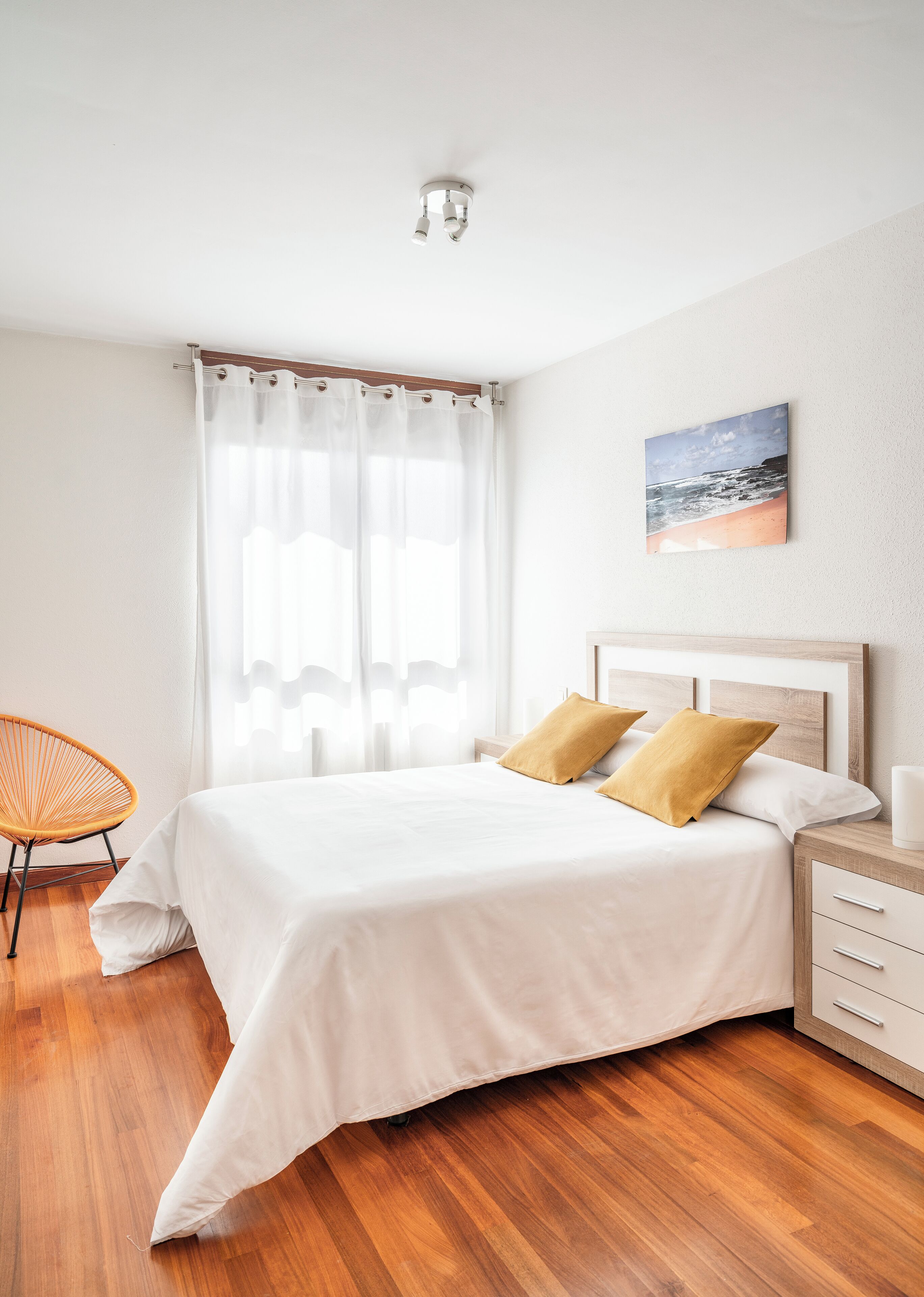 Cortinas blackout, tabla de planchar con plancha y wifi gratis 