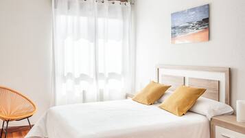 1 dormitori, cortines opaques i planxa i posts de planxar