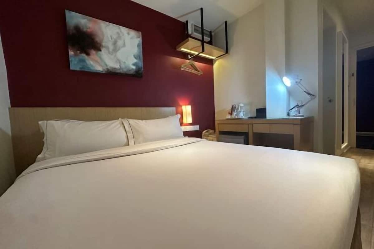 Minibar, in-room safe, iron/ironing board, free WiFi