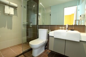 Kamer | Badkamer | Een douche, gratis toiletartikelen, een haardroger, een bidet