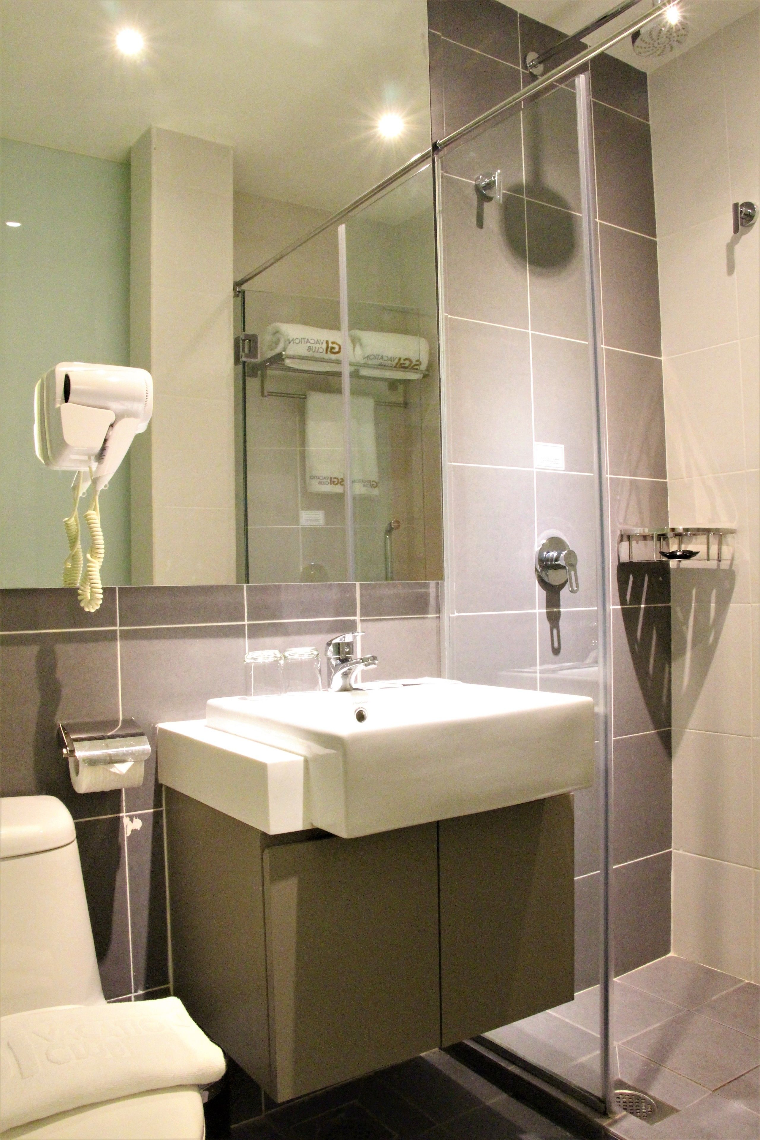 superior queen  | bathroom | shower, free toiletries, hair dryer, bidet