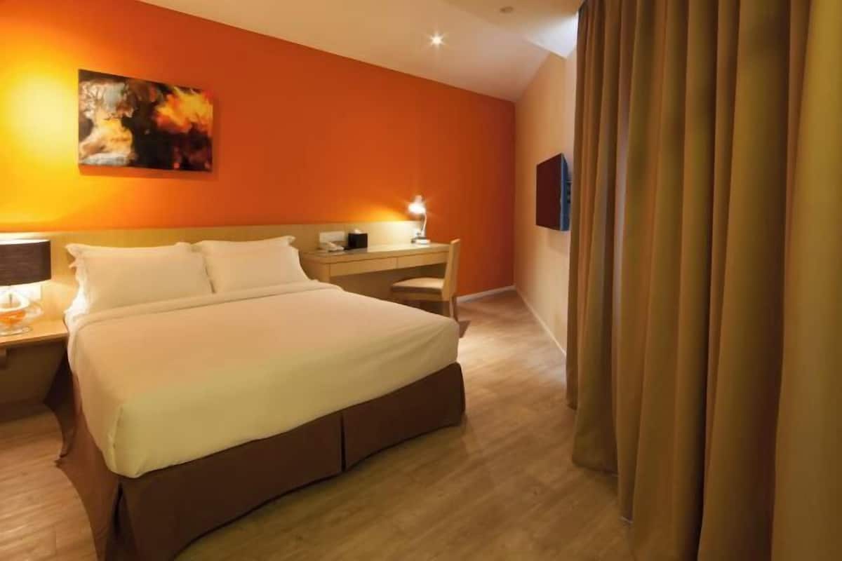 Minibar, in-room safe, iron/ironing board, free WiFi