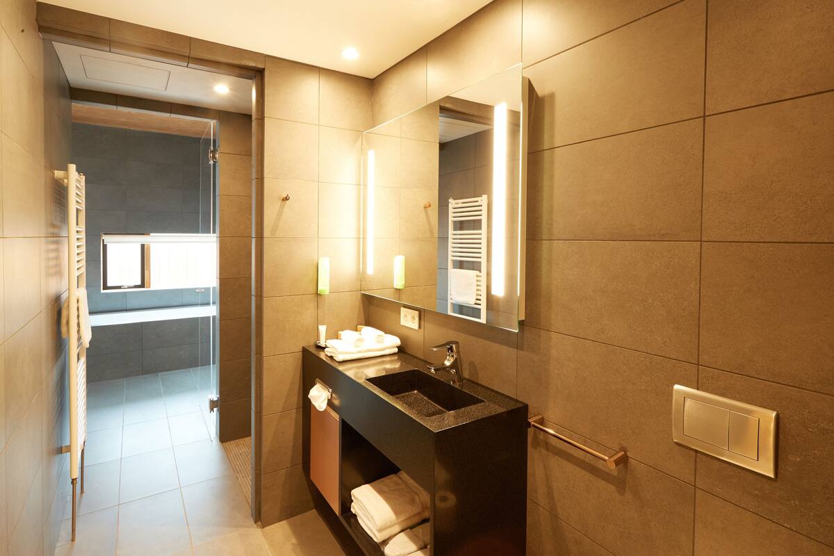 junior suite | bathroom | free toiletries, hair dryer, towels, soap