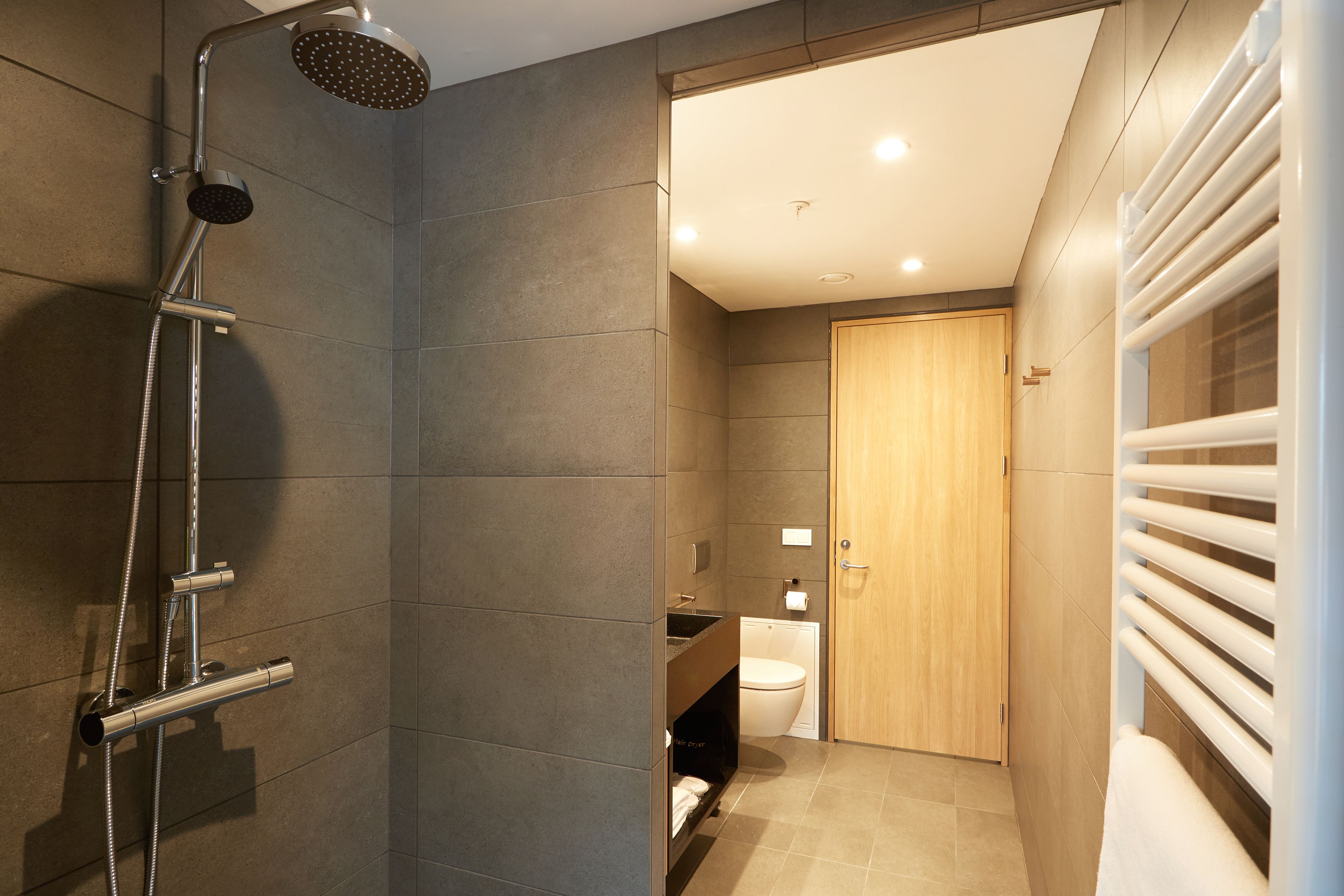 junior suite | bathroom | free toiletries, hair dryer, towels, soap