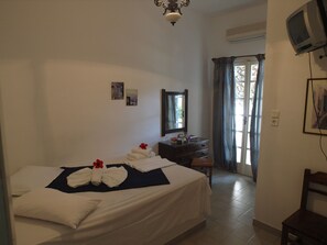 Een minibar, een strijkplank/strijkijzer, gratis wifi, beddengoed