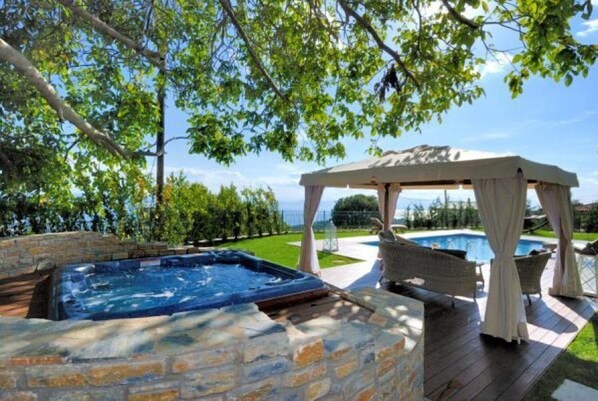 Outdoor spa tub - Villa Kerasia (South Pelion)