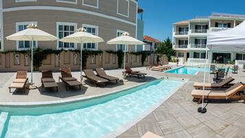 Piscine extérieure, parasols de plage, chaises longues