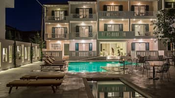 Voorkant accommodatie - avond/nacht