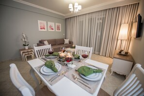 Executive Suite | Living room | 32-inch flat-screen TV with satellite channels, TV - Lefkadio (Lefkada)