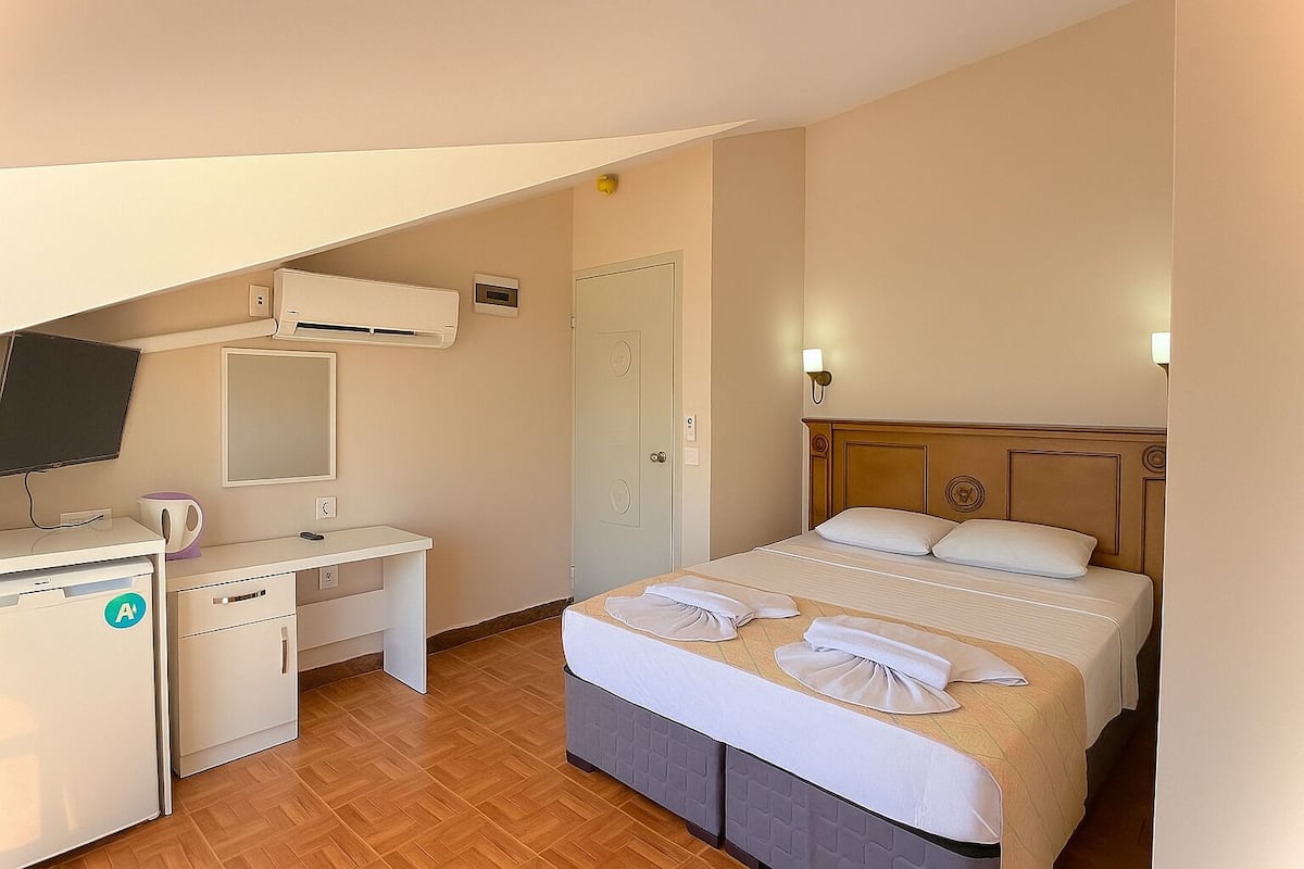 Single Room | 3 bedrooms, minibar, in-room safe, desk
