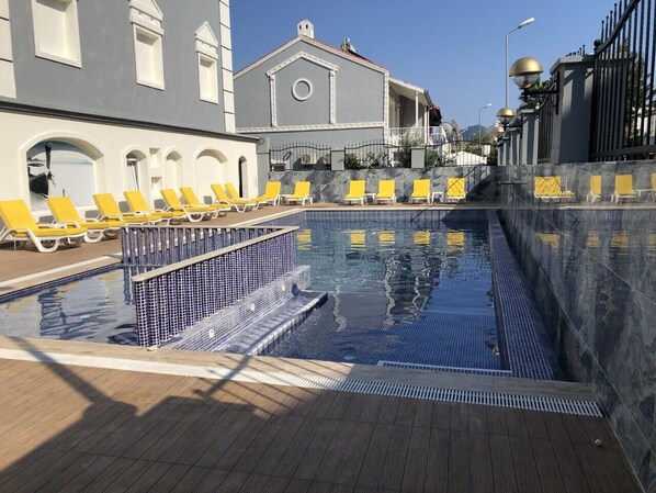 Udendørs pool, parasoller, liggestole