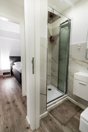 Deluxe-Apartment, 1 Schlafzimmer, Stadtblick | Badezimmer | Badewanne und Dusche (separat), kostenlose Toilettenartikel