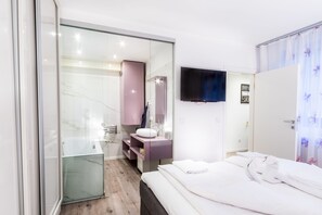 Deluxe-Apartment, 1 Schlafzimmer, Stadtblick | 1 Schlafzimmer, Bügeleisen/Bügelbrett, kostenlose Babybetten