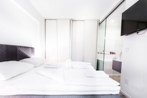 Deluxe-Apartment, 1 Schlafzimmer, Stadtblick | 1 Schlafzimmer, Bügeleisen/Bügelbrett, kostenlose Babybetten