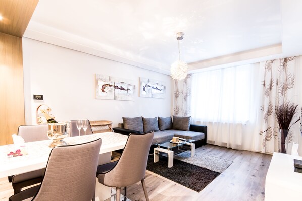 Deluxe-Apartment, 1 Schlafzimmer, Stadtblick | Wohnzimmer | Flachbildfernseher