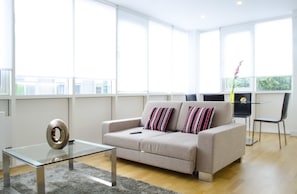 Departamento, 2 habitaciones | Sala de estar | Televisión de pantalla plana