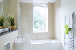 Apartment | Bathroom | Bathtub, hair dryer, towels - Borough Market Apartments (London)