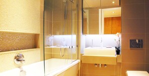 Apartment, 1 Bedroom | Bathroom | Hair dryer, towels - Tower Bridge City Apartments (London)