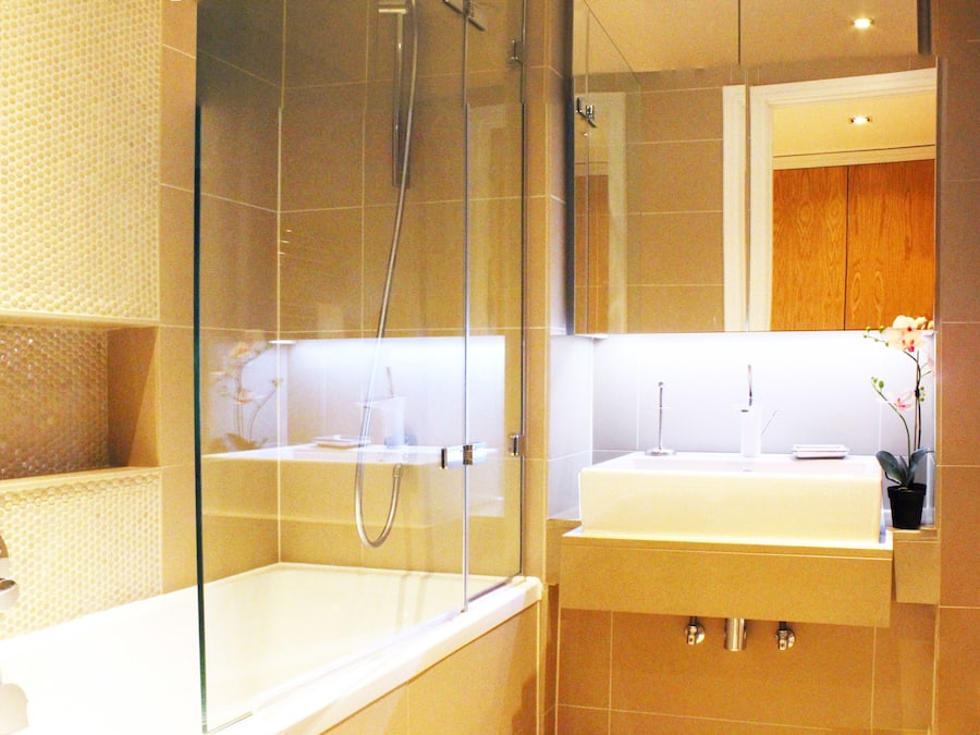Apartamento, 3 quartos | Banheiro | Chuveiro/banheira combinados, banheira de imersão, secador de cabelo