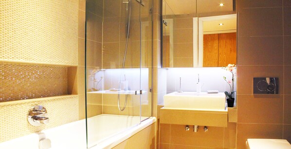 Apartment, 3 Bedrooms | Bathroom | Combined shower/tub, deep soaking tub, hair dryer, towels